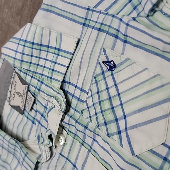 Volcom button up - Picture 2 of 2